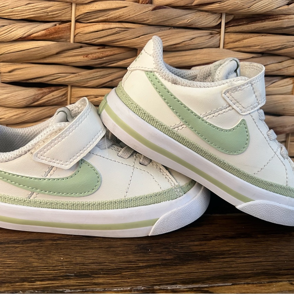 6C Nike Court Legacy with light green